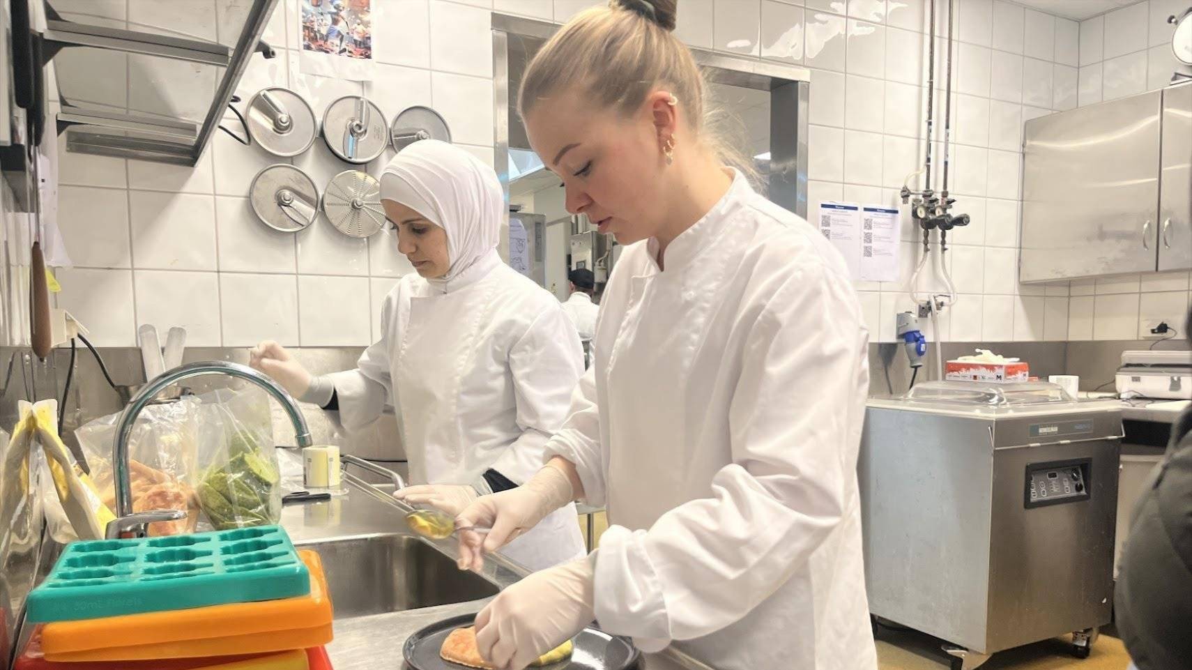 Ansatte som tilbereder mat på et kjøkken