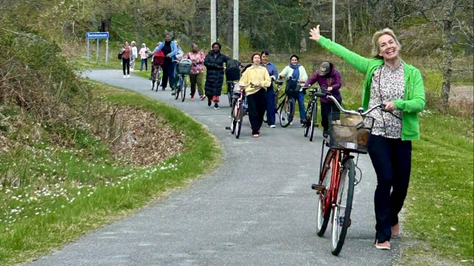 En gruppe kvinner som leier sykler langs en sykkelsti