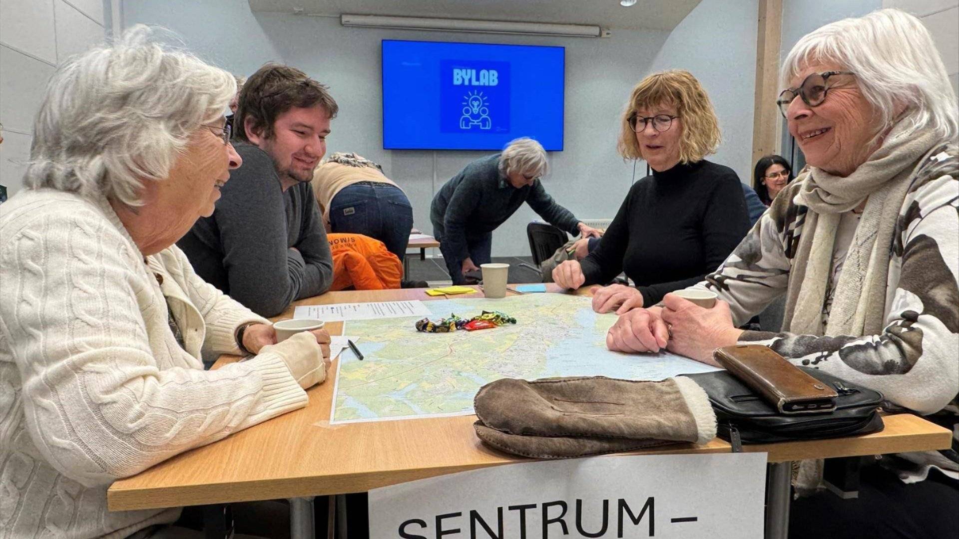 Mennesker i dialog rundt et bord