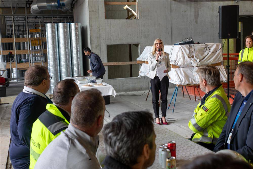 Ordfører Beate Skretting holder tale for gjester og arbeidere 