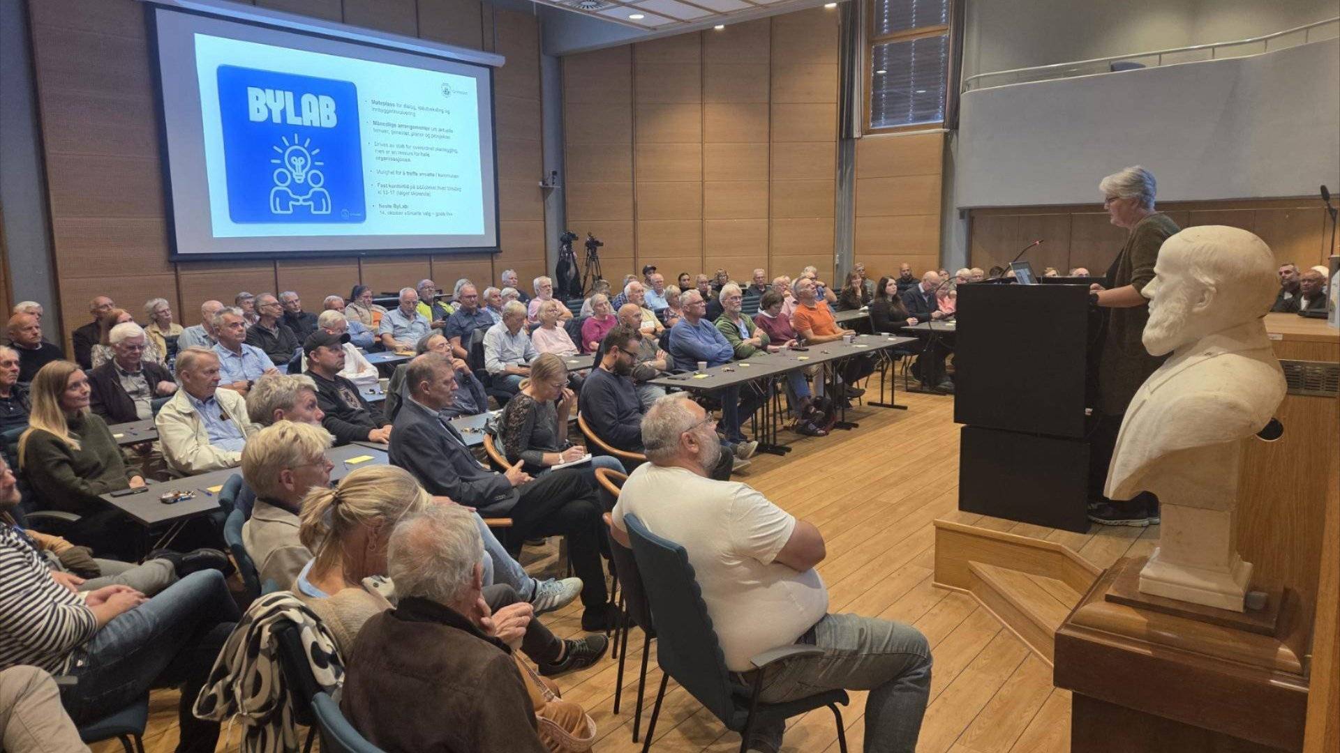 Masse mennesker i kommunestyresalen