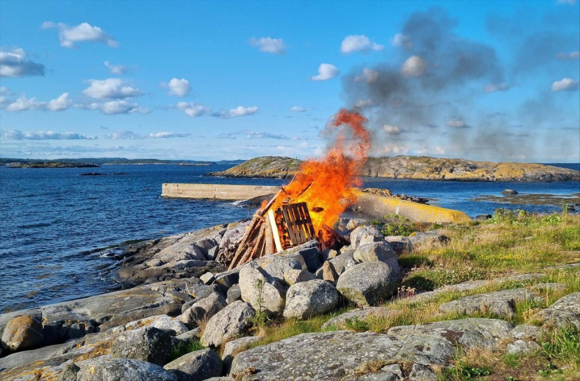 Sankthansbål på en holme