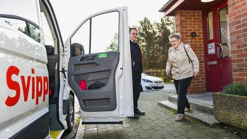 Dame på vei inn i en svipp buss.