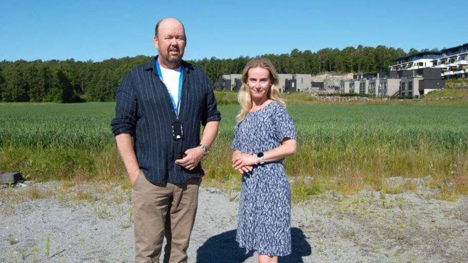 En kvinne og en mann avbildet foran en grønn eng.