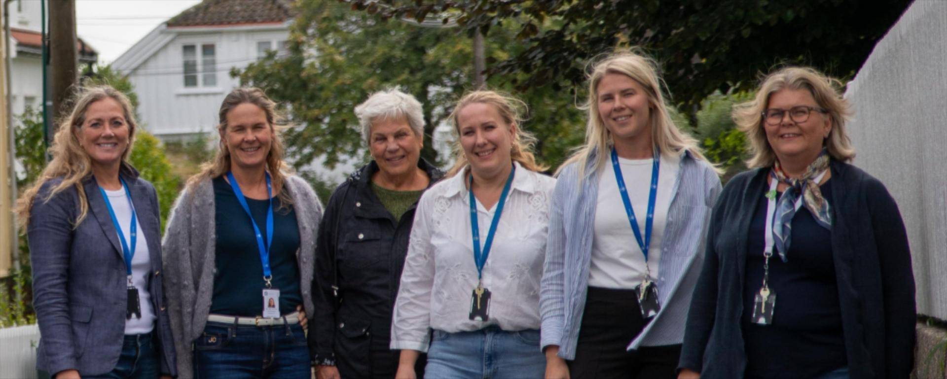 Oppstilt bilde av seks damer