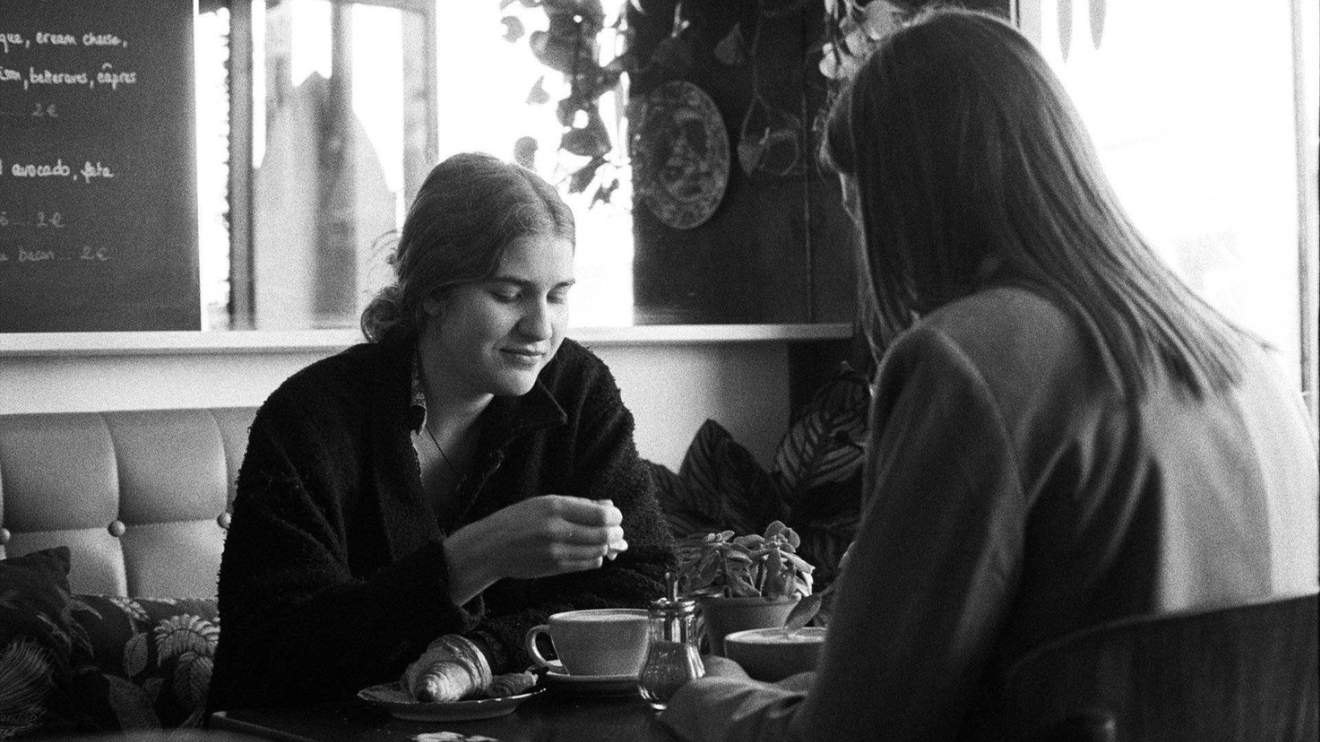 To kvinner i samtale på kafe