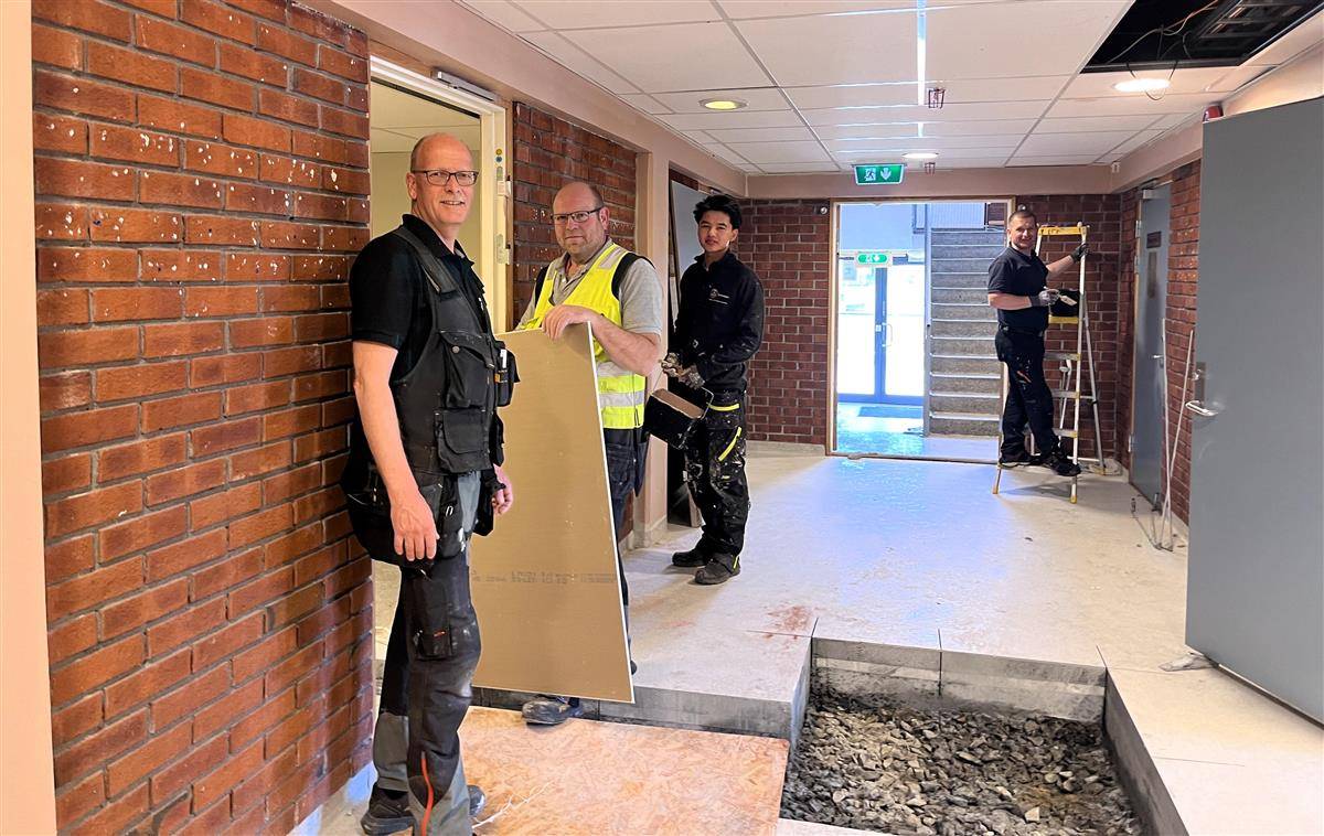 Nicolai Westnes, Harald Hørte, Isak Zawkhai og Roman Svydovetskyi  snekrer og maler i barnehagen