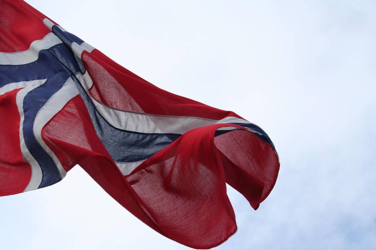 Norsk flagg vaier i vinden